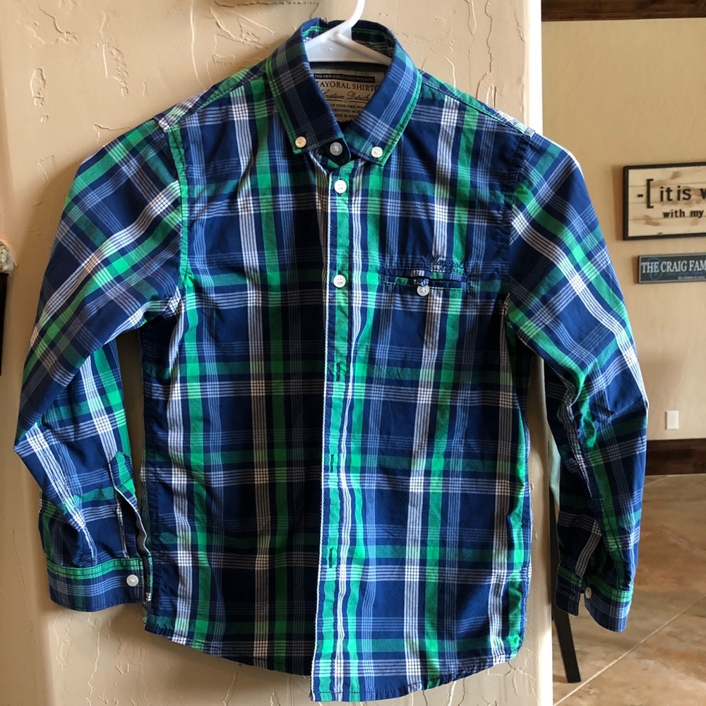 Boys long sleeved button down shirt. EUC. Size 7
